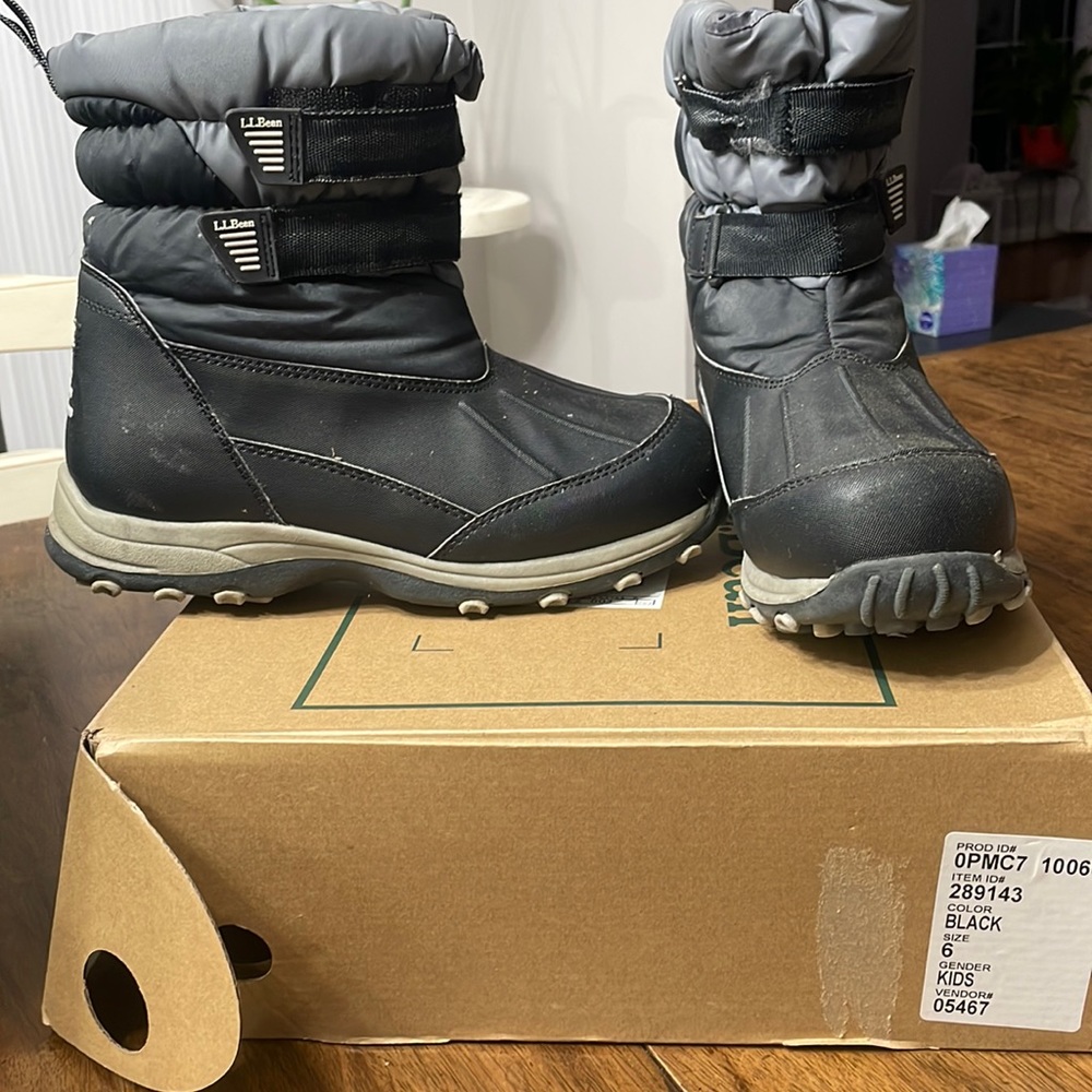 LLBean kids snow boots size 6